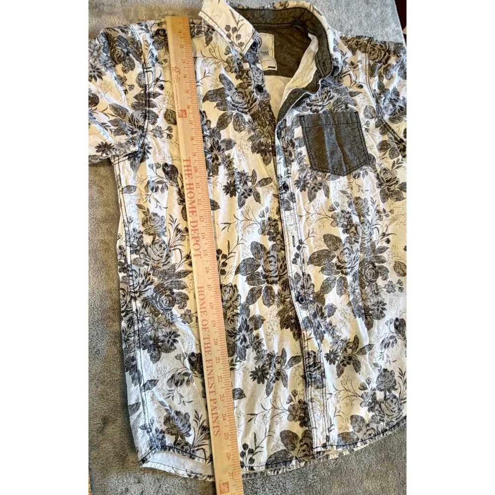 On the Byas Hawaiian Style Mens Grey Floral Short Sleeve Button Up Size Medium